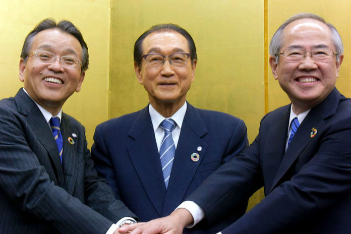 （左から）ファンケルの島田和幸社長CEO、池森賢二会長ファウンダー、キリンＨＤの磯崎功典社長