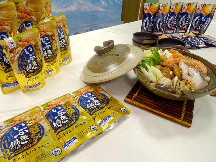 「いぶき鍋つゆ」（万城食品）と海鮮鍋