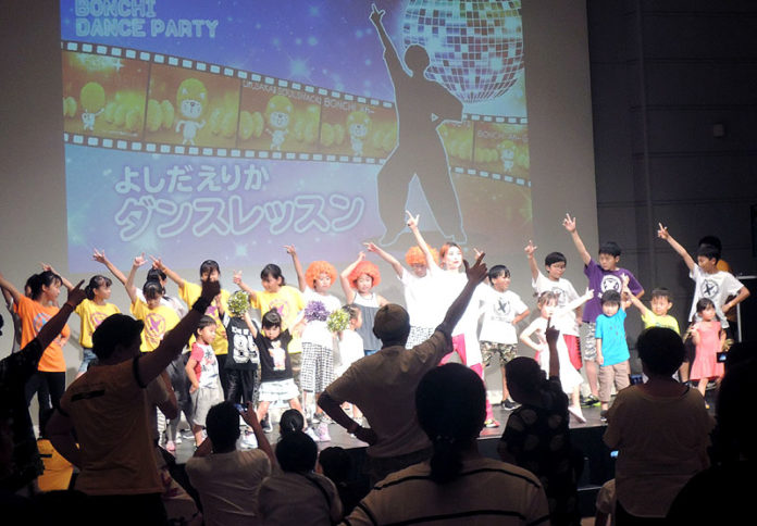 ダンスでヒートアップする会場（ぼんちアゲアゲ ダンスパーティ）