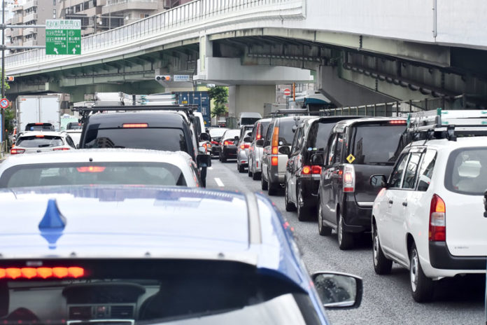 お盆渋滞 慌てず、騒がず