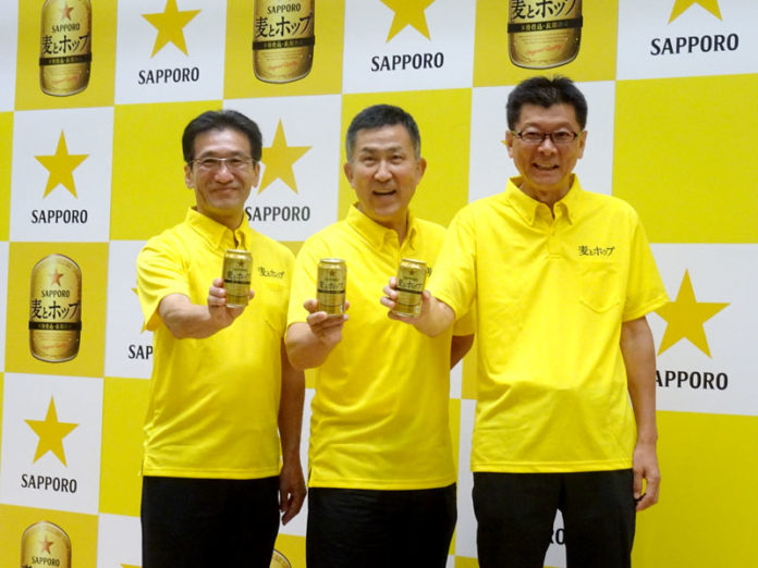 「麦とホップ」で乾杯する（左から）天野仁生産技術本部長、髙島英也社長、野瀬裕之営業本部長（サッポロビール）