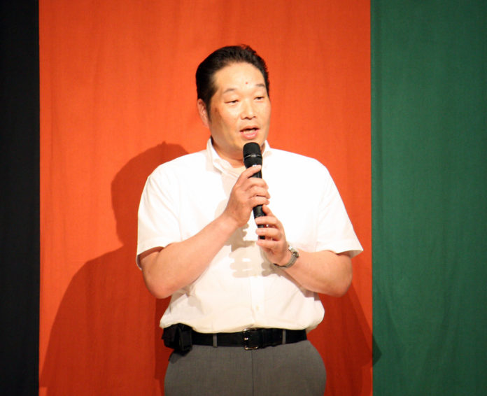 招待客を前にあいさつする芋縄隆史社長(コノミヤ)