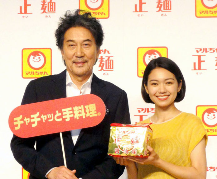 ＣＭで生徒役を務めた役所広司さん㊧と講師役に扮した二階堂ふみさん（マルちゃん正麺 チャチャっと・教室にて編）
