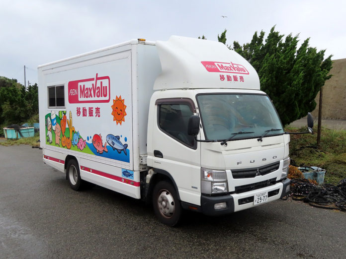 16日、館山市を走る移動販売車（４ｔ車）。同車両は、マックスバリュ西日本が保有するもので山口県から陸送されたものとなる。（イオン）