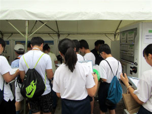 災害対応型自販機とクイズに参加する学生