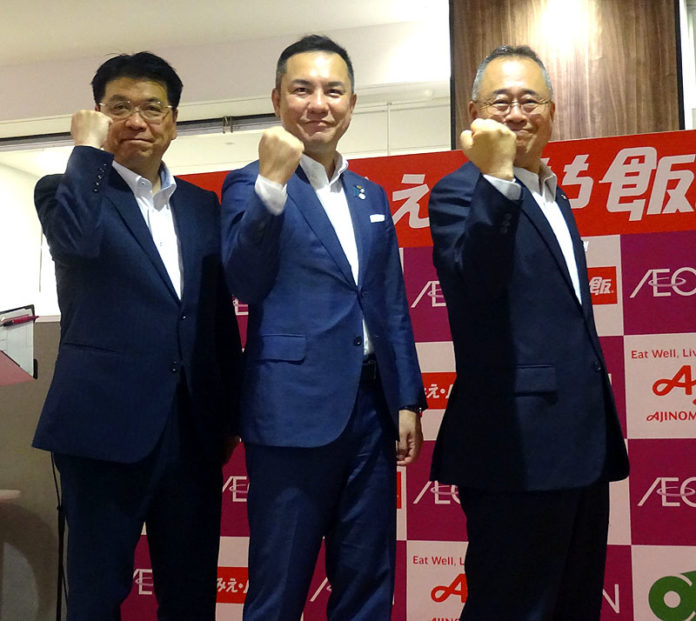 ８月にイオンモール鈴鹿で開催された「勝ち飯」イベント。（左から）井出武美イオンリテール社長、鈴木英敬三重県知事、高瀬将人味の素名古屋支社長
