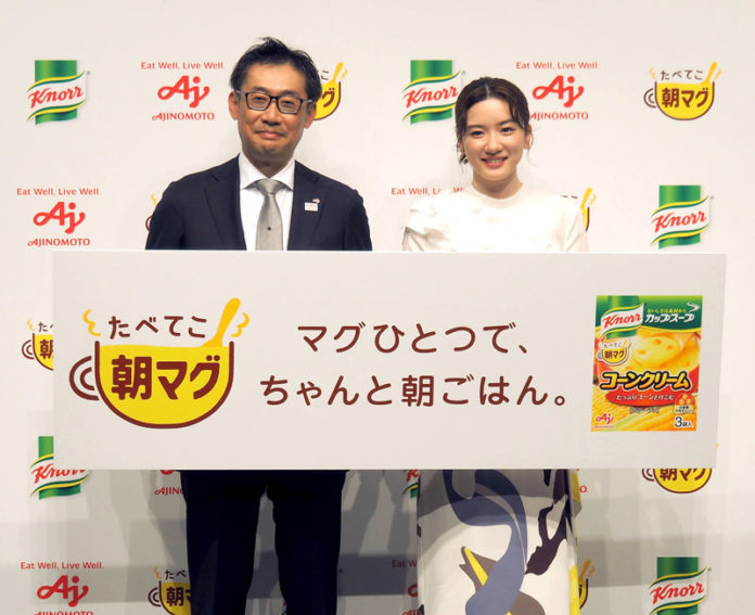 松本晋一次長㊧（味の素）と永野芽郁さん