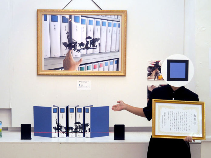 グランプリを受賞した“中の人”と受賞作（たべっ子アニアってる展）