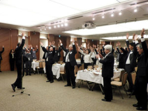 万歳三唱で締めくくった(日本甜菜製糖 創立100周年記念祝賀会)