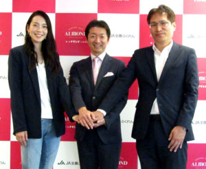 (左から)金井瞳選手、茂田優社長(アマンド)、高津剛所長(JA全農ふくれん)