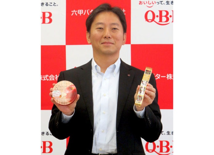 新商品をアピールする塚本哲夫副社長（六甲バター）
