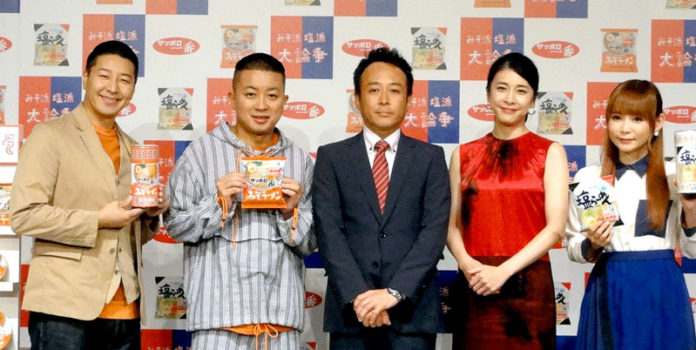 イベントで水谷彰宏氏（中央）（サンヨー食品）、　竹内結子、中川翔子、チョコレートプラネットら（サッポロ一番 みそ派塩派大論争）