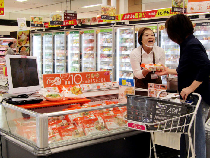 試食販売コーナー。映像で作り方も紹介（イオン増税前内食向け新商品発表会）