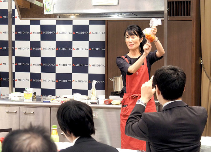 「お湯ポチャレシピ」を実演する今泉マユ子氏