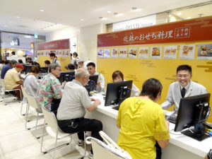 受付カウンターでは早くも受注が始まった(あべのハルカス近鉄本店)