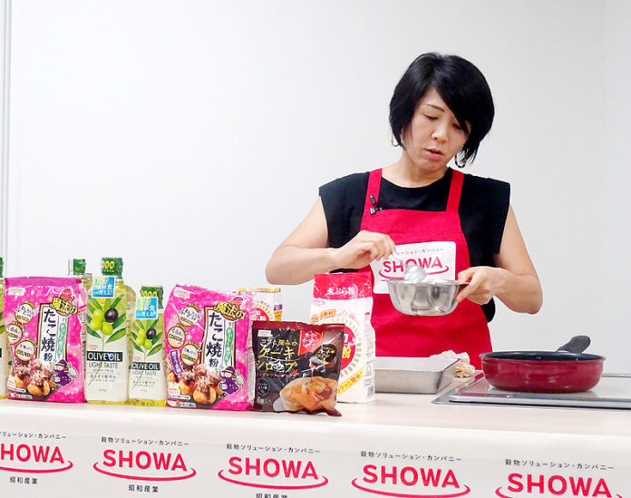 新製品を使って料理を実演する野上優佳子氏