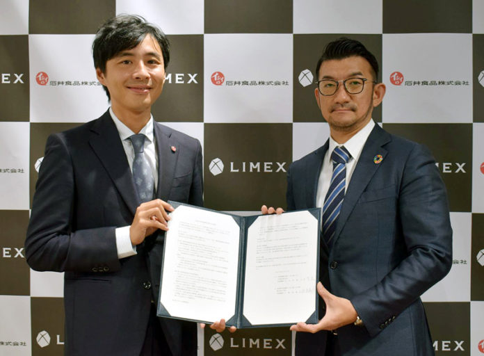 “ファーストペンギン”としての決意を示す石井智康社長㊧（石井食品）と山崎敦義ＣＥＯ（ＴＢＭ）