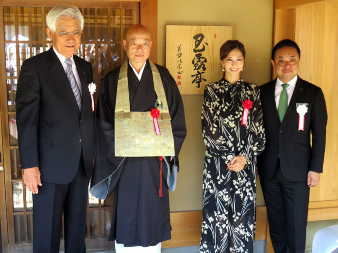 （左から）福井正憲会長（福寿園）、萬福寺近藤博道管長、安田美沙子さん、福井正興社長（福寿園）