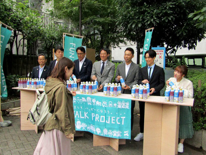 ゴールの桜丘公園で商品を配布。左からEXILE USAさん、EXILE TETSUYAさん、高橋みなみさん（ＦＵＮ＋ＷＡＬＫ ＰＲＯＪＥＣＴ）