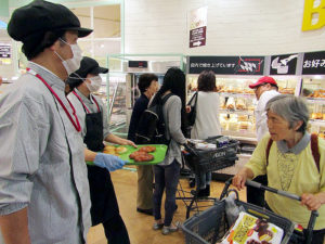店内で焼き上げたベーカリーコーナー