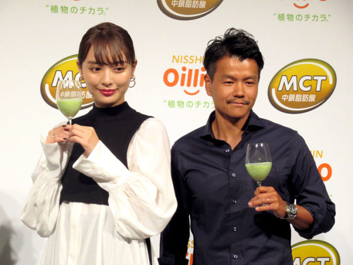 「ＭＣＴ入りグリーンスムージ」を紹介する加藤超也シェフ㊨と内田理央さん
