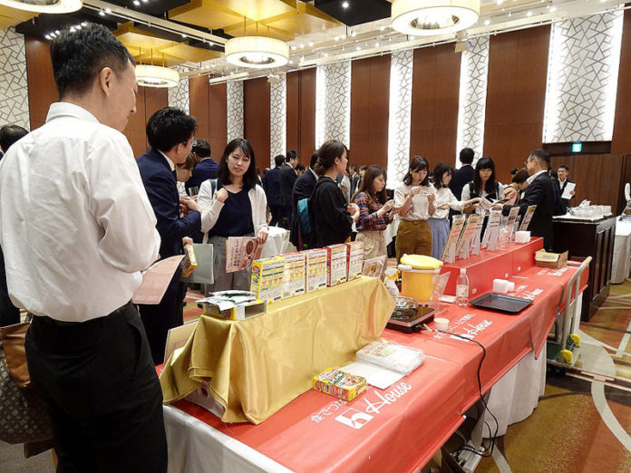 商品に興味を寄せる参加者（食物アレルギー講演会・試食会／プロジェクトＡ）