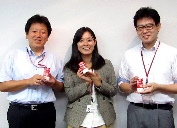 （左から）鈴木和重氏、松村知美氏、大島慎之氏（養命酒製造）