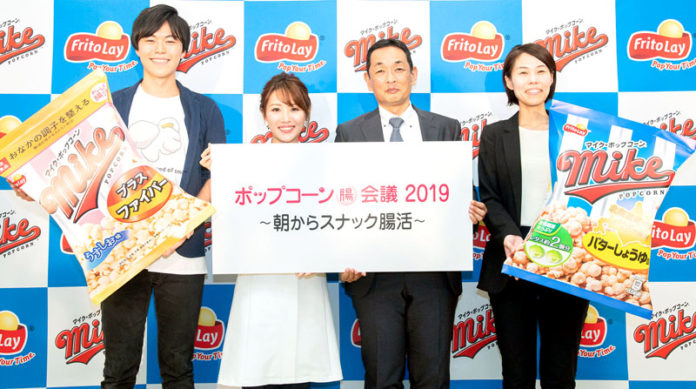 (左から)渋川駿伍氏（日本ポップコーン協会）、豊田愛魅氏（管理栄養士）、岩崎直哉社長、大濱貴子氏（ジャパンフリトレー）