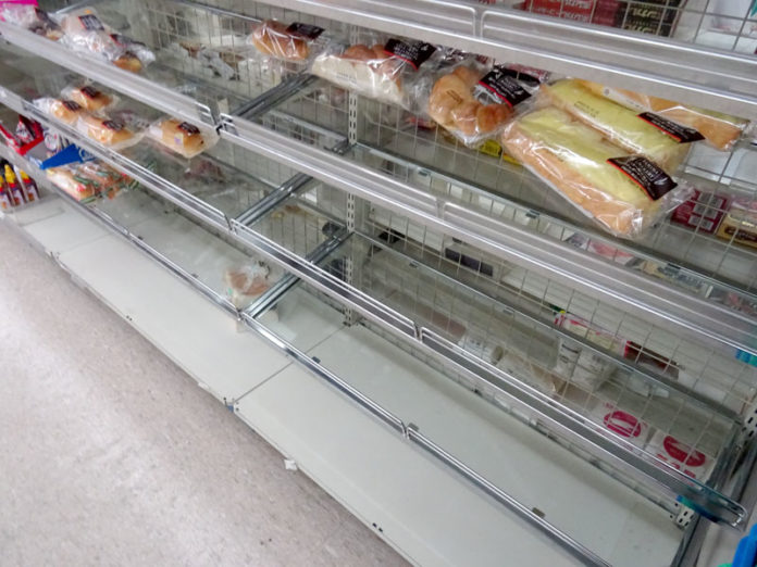 店頭から消えた食品類。千葉のコンビニのパン売場（１２日）