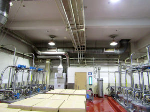 左右に2台設置されている独自抽出機(三井農林須玉工場)