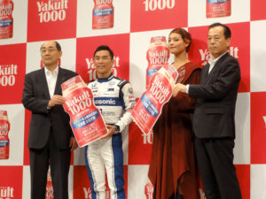 (左から)石川文保専務(ヤクルト本社)、佐藤琢磨さん、菅原小春さん、林田哲哉常務(ヤクルト本社)