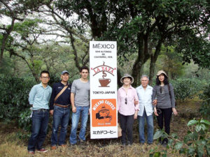 メキシコの契約農園で鳴島佳津子社長(中央㊨)(ミカド珈琲商会)ら