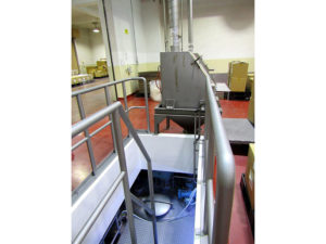 シャワー抽出機。上から原料を投入し下部でシャワーをかけて抽出する