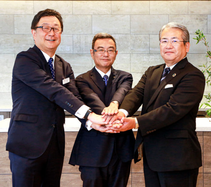 （左から）Ｊ－オイルミルズ八馬史尚社長、東急・交通インフラ事業部竹島道宏副事業部長、伊豆急ＨＤ小林秀樹社長