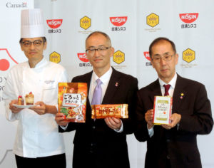 (左から)佐藤貴宏氏(パティスリーQBG)、森河洋一氏(日清シスコ)、青木均氏(クインビーガーデン)