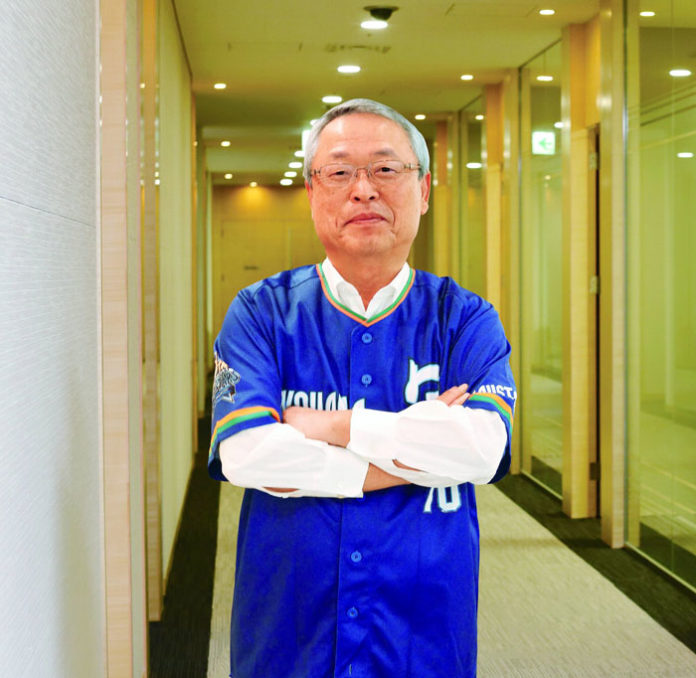 特別ユニフォームを着用する伊藤滋社長（マルハニチロ）