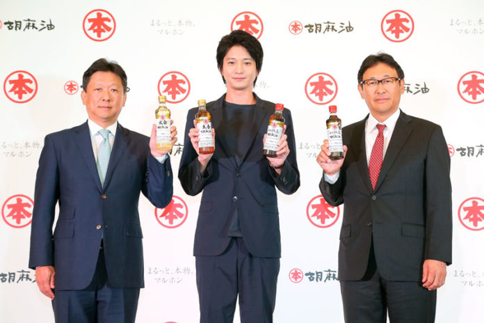 （左から）竹本信二郎専務（竹本油脂）、向井理さん、竹本元泰社長（竹本油脂）