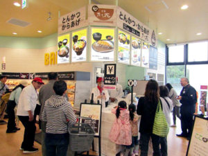 イートインコーナー「ここdeデリ」。専用レジを設けている（イオンスタイルつきみ野）