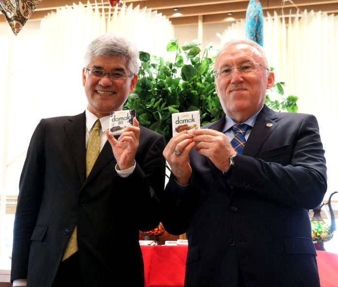 臼井忠樹氏㊧（ネスレ日本）とハサン・ムラット・メルジャン大使（トルコ共和国）