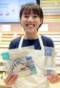 ペーパーフィルターをセットにした包装はプチギフトにぴったり。「気持ちに寄り添うシールを多数用意している」と語る木次日向子氏(UCC上島珈琲)