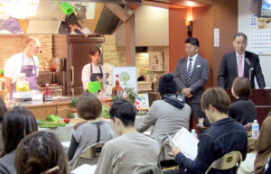 講習会に先立ちあいさつする手代木和人社長(エム・シー・フーズ)