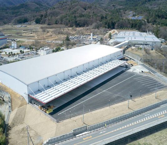 白州工場（右上）と直結する最新式の大型自動倉庫（手前）（コカ・コーラボトラーズジャパン）