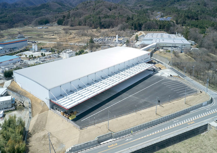 白州工場（右上）と直結する最新式の大型自動倉庫（手前）（コカ・コーラボトラーズジャパン）