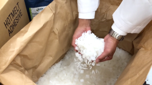 常温では粒状で無臭の固形物(Kizen)
