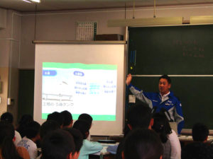 パックテストの様子(三ツ矢サイダー水の未来と環境教室~こどもSDGsスクール~ 江東区立第六砂町小学校)