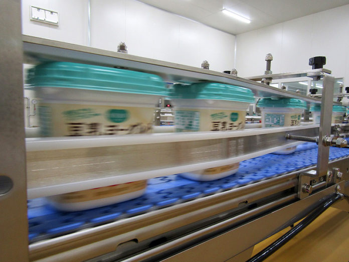 大型容器の豆乳ヨーグルト「ソイビオ豆乳ヨーグルト プレーン無糖４００ｇカップ」の製造ライン（ポッカサッポロフード＆ビバレッジ群馬工場）