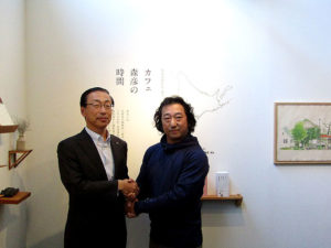 品田英明社長㊧(味の素AGF)と市川草介氏(アトリエ・モリヒコ)