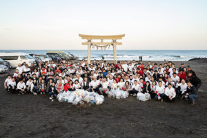 釣ヶ崎海岸では約250人が参加(コカ・コーラ ボトラーズジャパン)