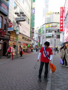 渋谷エリアの清掃活動。佐藤一仁東京営業本部長(手前)ら約70人が参加