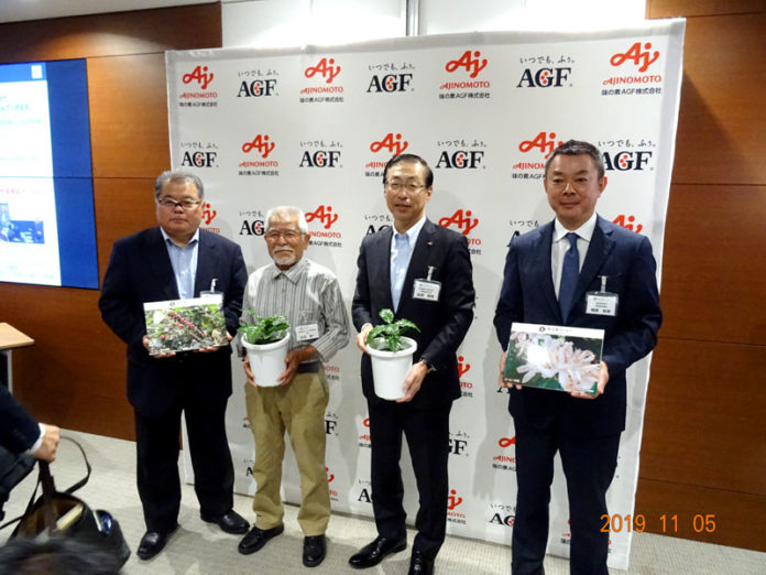 プロジェクト説明会で（左から）大久保町長の代理で出席した伊仙町役場の中島正敏経済課課長、徳之島コーヒー生産者会の吉玉誠一代表、味の素AGFの品田英明社長、丸紅の梶原和幸飲料原料部長